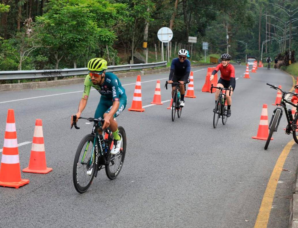 La ciclovía funcionará todos los domingos y festivos de 5:30 a. m. a 10:00 a. m. y va desde San Diego hasta el Alto de Las Palmas. Dado que tendrá un carril exclusivo, no será necesario cerrar por completo la movilidad del área. Foto: Esneyder Gutiérrez