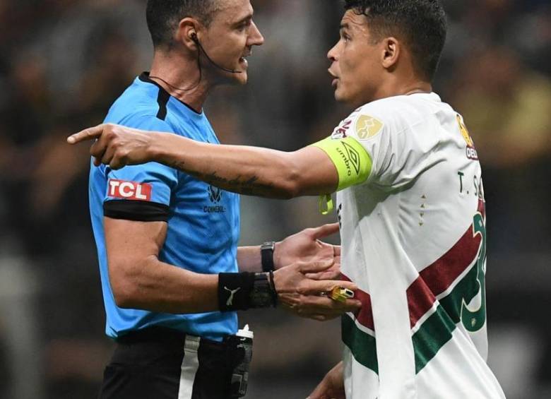 Wilmar Roldán discutiendo con el defensor y capitán de Fluminense, el brasileño Thiago Silva. FOTO: AFP