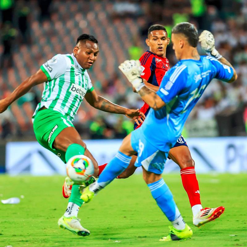 En la imagen aparecen Alfredo Morelos y el portero del DIM, Washington Aguerre, quienes tendrán su duelo en los clásicos de la final. FOTO CAMILO SUÁREZ