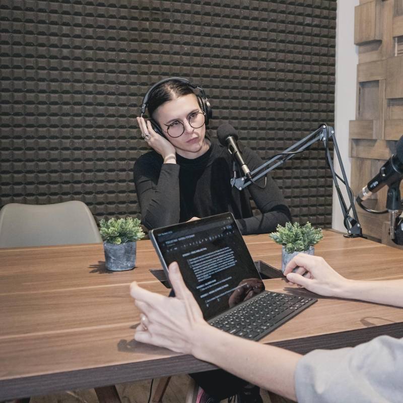 Adriana Correa Velásquez, directora ejecutiva de la Fundación Alejandro Ángel Escobar, durante la grabación de Fiebres Lúcidas. FOTO cortesía