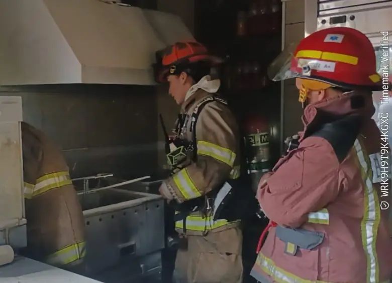 Los bomberos revisando que no hubiese riesgos de reactivación del fuego. FOTO: Cortesía.