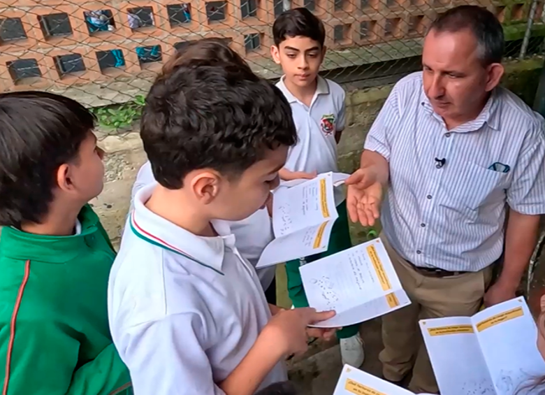 El docente Yamid Arango con sus estudiantes de Generación Tech. FOTO EL COLOMBIANO
