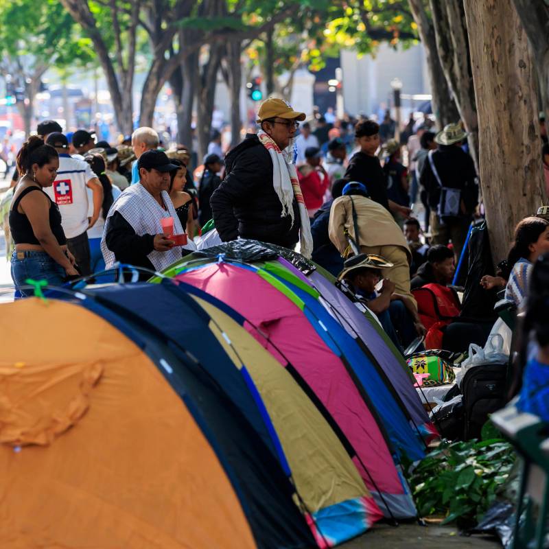 Hasta el momento, las autoridades locales han indicado que se mantienen canales de comunicación para buscar una salida dialogada a la protesta y evitar mayores afectaciones en la movilidad y en el funcionamiento de las entidades que operan en el sector de La Alpujarra. Foto: Camilo Suárez Echeverry