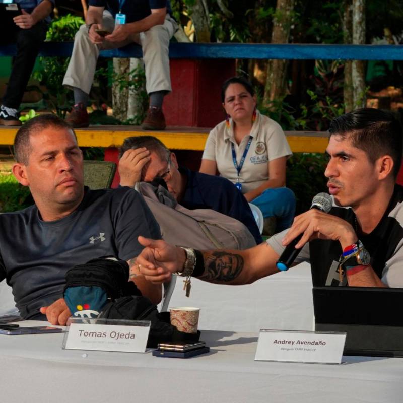 Andrey Avendaño (derecha) es comandante de las disidencias de las FARC en la región del Catatumbo. FOTO CORTESÍA