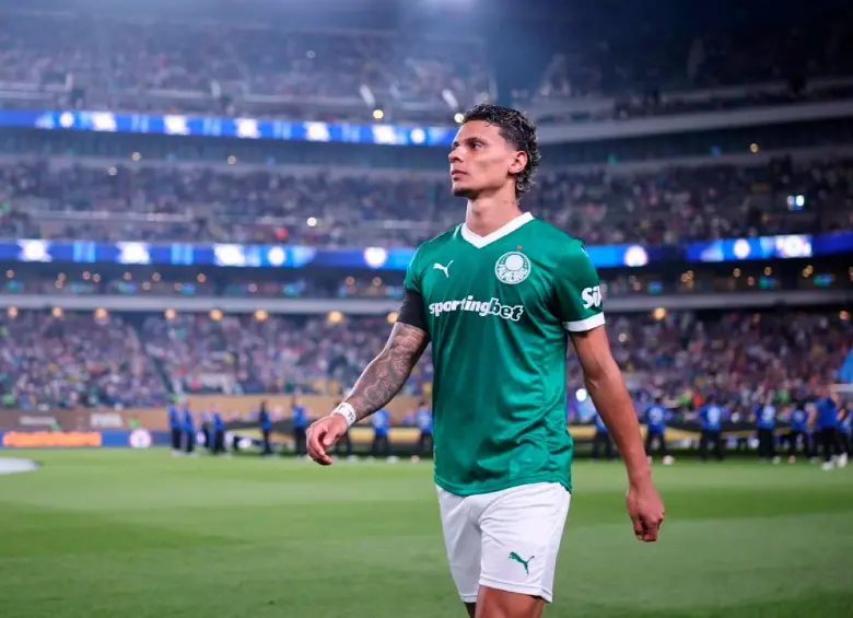 El colombiano Richard Ríos se despidió de sus compañeros antes de viajar a Portugal para presentar exámenes médicos en su nuevo club. FOTO GETTY 