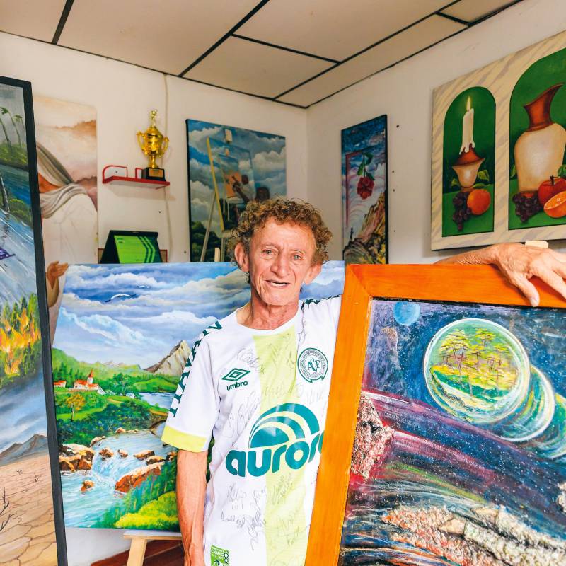 Sigrifredo Hidalgo tiene su taller en el primer piso de una casa de Caramanta, Antioquia. FOTO Camilo Suárez