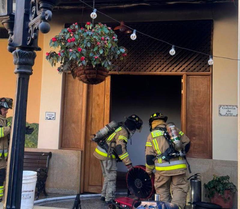 La oportuna reacción de los bomberos evitó que la casa de la cultura sufriera daños estructurales. FOTO: CORTESÍA INSTITUTO DE CULTURA DEL CARMEN DE VIBORAL