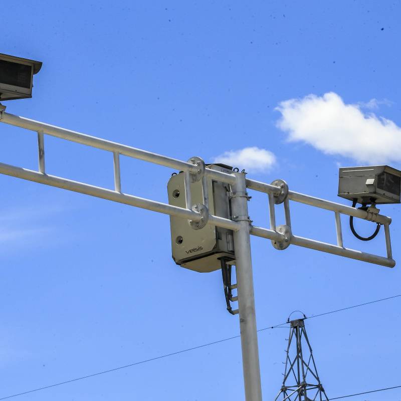 Dispositivos como estos, que están ubicados en Itagüí, se instalarán en cinco puntos de Envigado para buscar disminuir la accidentalidad. FOTO: CAMILO SUÁREZ