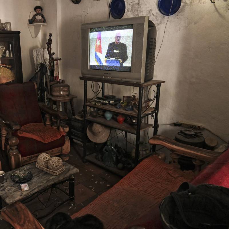 Una mujer escucha al presidente de Cuba, Miguel Díaz-Canel, hablar en la televisión nacional desde su casa en La Habana el 5 de febrero de 2026. Aquí se anunció que el régimen de la isla está dispuesto a entablar diálogo con Estados Unidos, pero no bajo presión. Foto: Yamil Lage / AFP