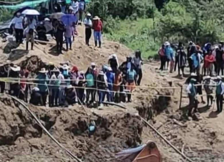 Habitantes de la zona se acercaron tras el fuerte estruendo después del deslizamiento en la mina. FOTO Cortesía Campi Noticias. 