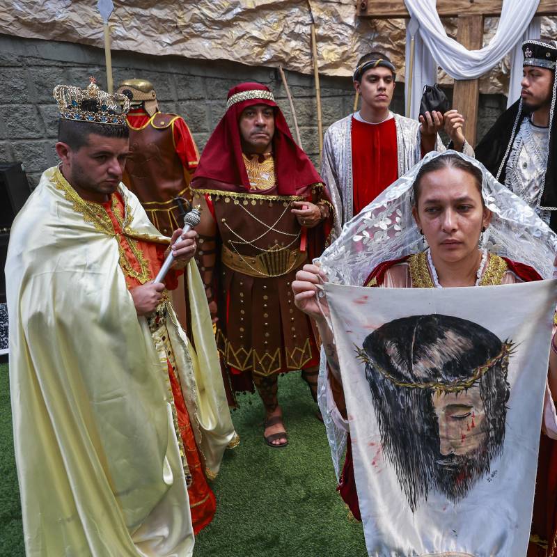 Algunos de los actores que interpretan a los villanos en los Tribunales de Semana Santa de Amagá. FOTOS MANUEL SALDARRIAGA