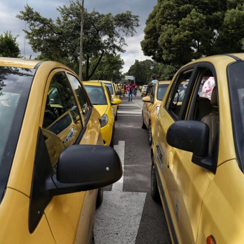 Alrededor de 300 taxistas tienen antecedentes y anotaciones judiciales, según estudio. Foto: Colprensa