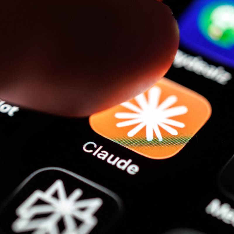 Antes de que Anthropic pudiera retirar el archivo de internet, el código ya se había descargado y replicado globalmente. FOTO: AFP