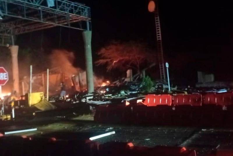Así quedó el peaje después de la detonación de la carga explosiva. FOTO REDES SOCIALES
