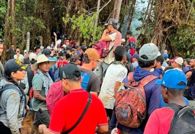 Este es el momento en el que la comunidad retiene a los militares. FOTO CORTESÍA