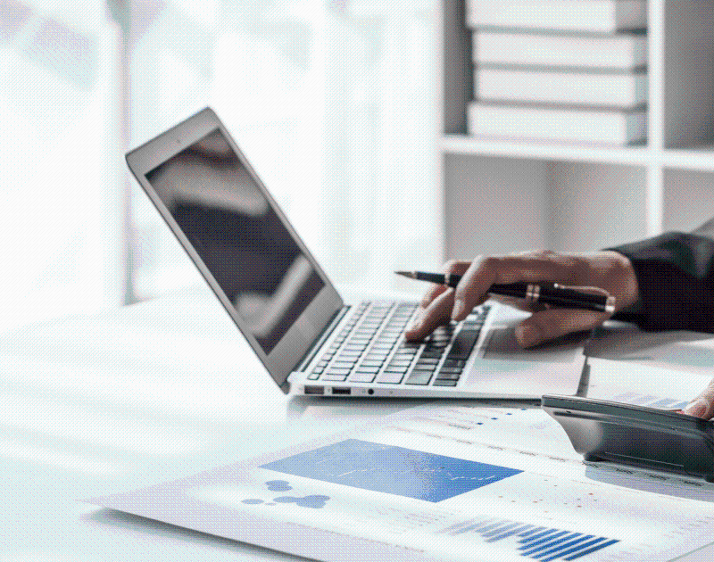 Persona accediendo a vacantes para trabajar los fines de semana a través de Magneto Empleos. FOTO: GETTY