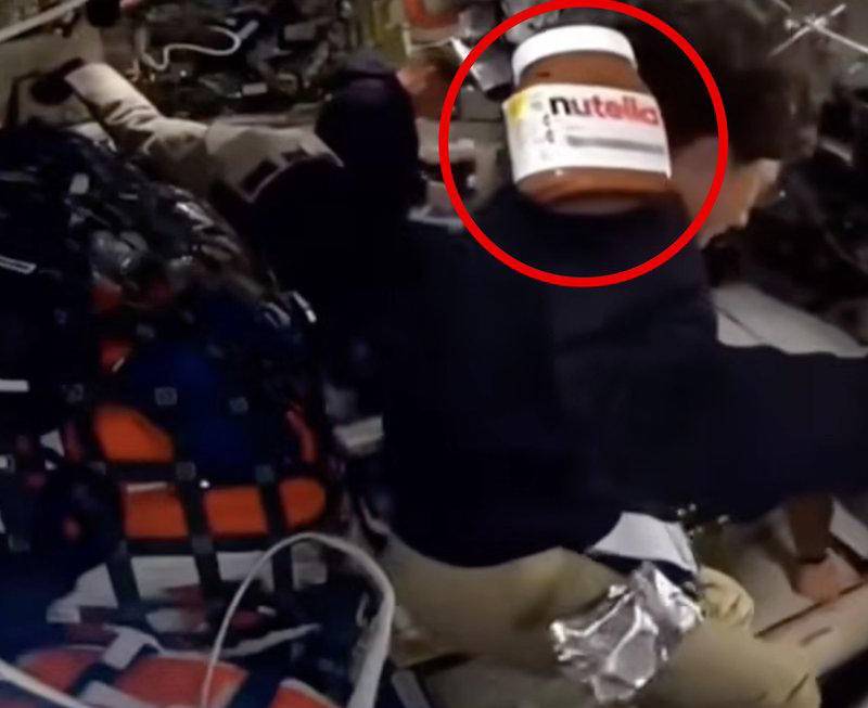 El 6 de abril de 2026, durante una transmisión en vivo oficial de la NASA desde la cápsula Orion, un frasco de Nutella apareció flotando en microgravedad frente a la cámara, justo cuando la nave alcanzaba un récord histórico de distancia con la Tierra (más de 406.000 km, superando al Apolo 13). FOTO: Tomada de video de NASA.