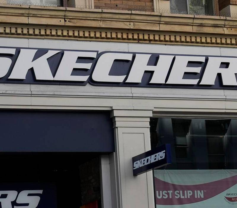 Las acciones de Skechers subieron casi un 25% este lunes, hasta los 61,56 dólares. FOTO tomada de X