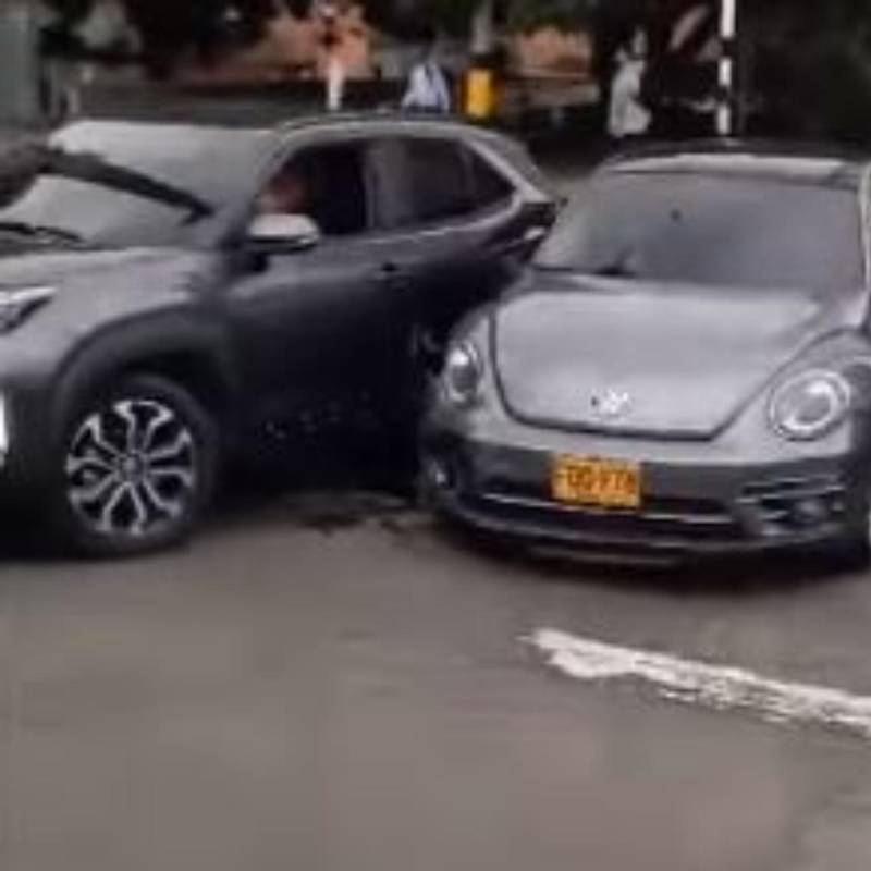 Así quedaron los vehículos involucrados en el incidente vial. FOTO: imagen tomada de redes sociales