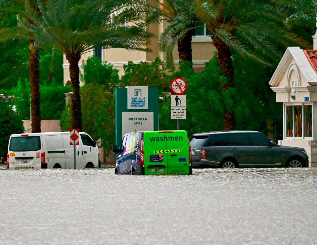 Fuertes lluvias en Dubái inundaron calles y aeropuerto de la ciudad. Foto: AFP. 