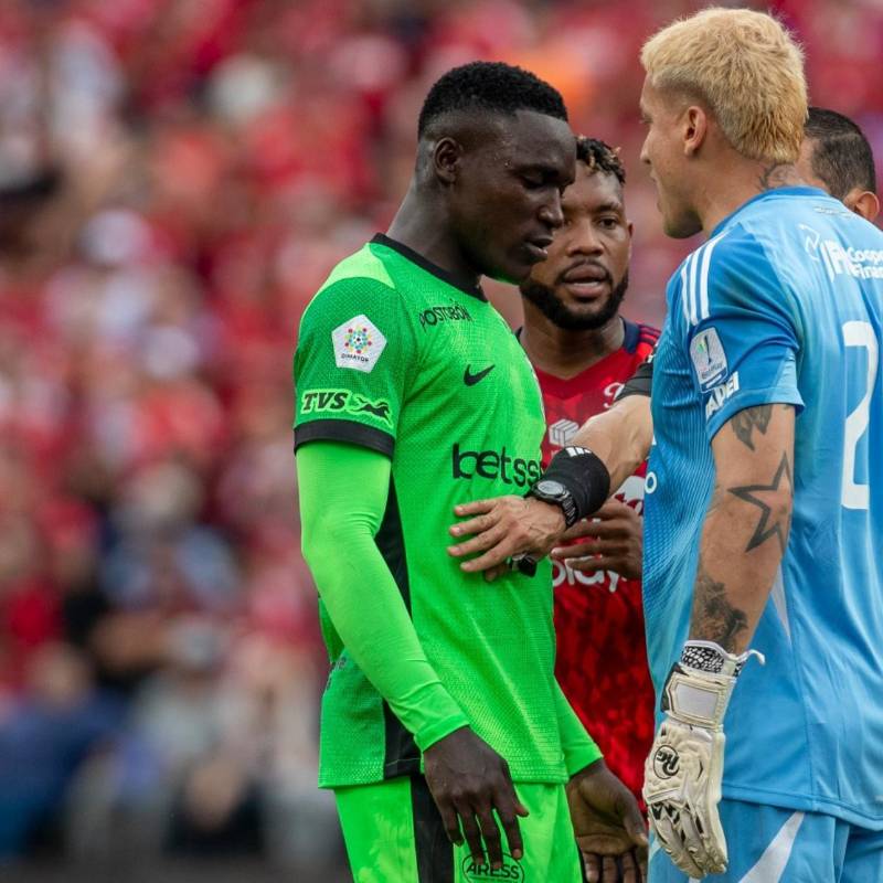 El arquero del Medellín, Washington Aguerre, tuvo un cara a cara con Kevin Viveros, delantero de Atlético Nacional en el reciente clásico paisa. FOTO: JUAN ANTONIO SÁNCHEZ 