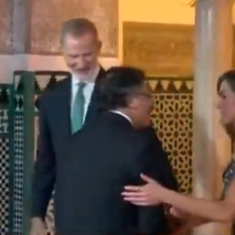 El presidente Gustavo Petro intentó romper el protocolo al momento de saludar a la reina Letizia de España. Foto: Captura de video