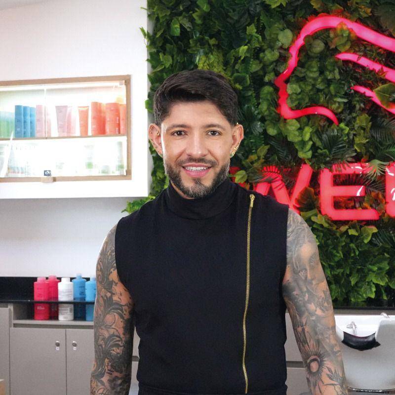 Álvaro Cadavid convirtió la peluquería en un proyecto de vida marcado por la técnica, la formación y el trato cercano con sus clientes. FOTO: Cortesía. 