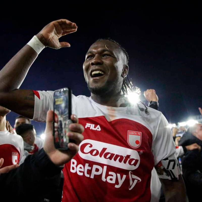 Hugo Rodallega marcó uno de los tantos en la victoria de Santa Fe, como visitante ante Millonarios y así celebró al final del partido, la clasificación. FOTO TOMADA X @SantaFe