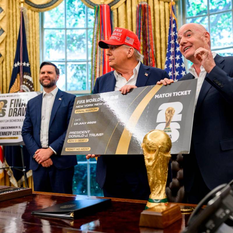 El presidente de Estados Unidos, Donald Trump, y el presidente de la Fifa, Gianni, en la Casa Blanca. FOTO: Tomada de X @WhiteHouse