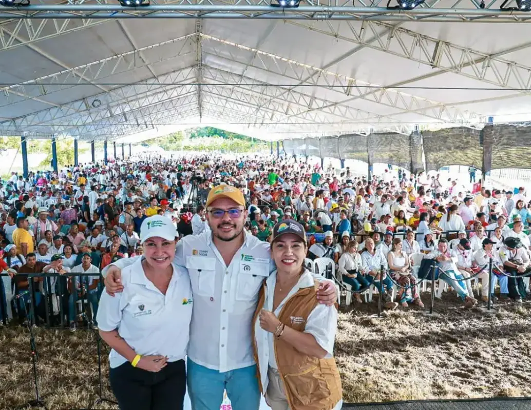 Felipe Harman, director de la Agencia Nacional de Tierras, convirtió la entidad en epicentro de poder y plataforma electoral para sus aliados regionales. En esta foto está con Alexandra Pineda y Patricia Caicedo, ambas ganadoras en la consulta. FOTO: REDES SOCIALES Felipe Harman, director de la Agencia Nacional de Tierras, convirtió la entidad en epicentro de poder y plataforma electoral para sus aliados regionales. En esta foto está con Alexandra Pineda y Patricia Caicedo, ambas ganadoras en la consulta. FOTO: REDES SOCIALES