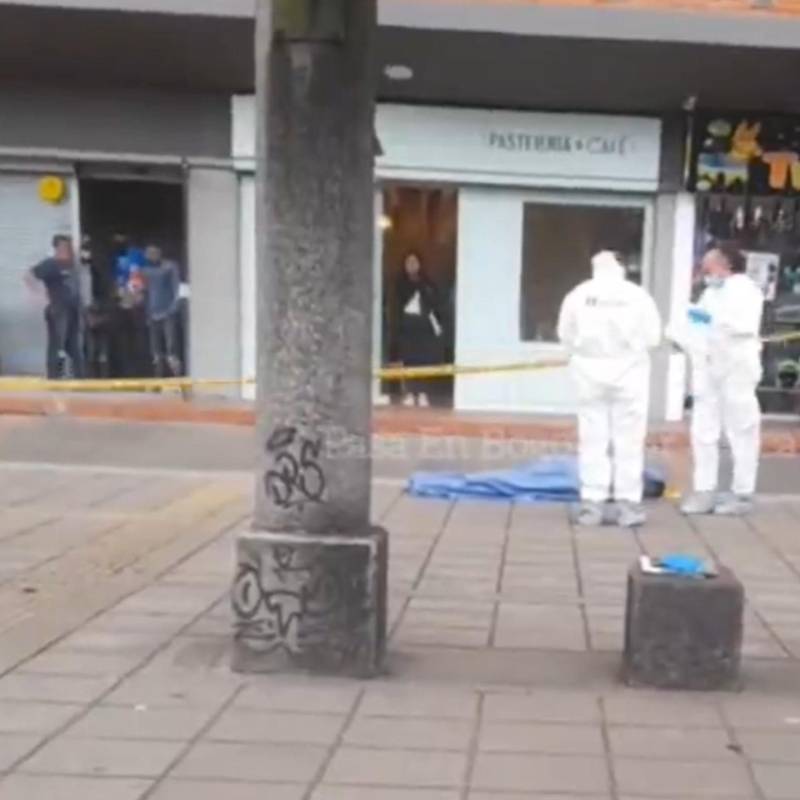 Tras propinarle los impactos de bala, los atacantes emprendieron la huida en la motocicleta por las vías principales del sector. FOTO: Captura de video de redes sociales @PasaenBogota