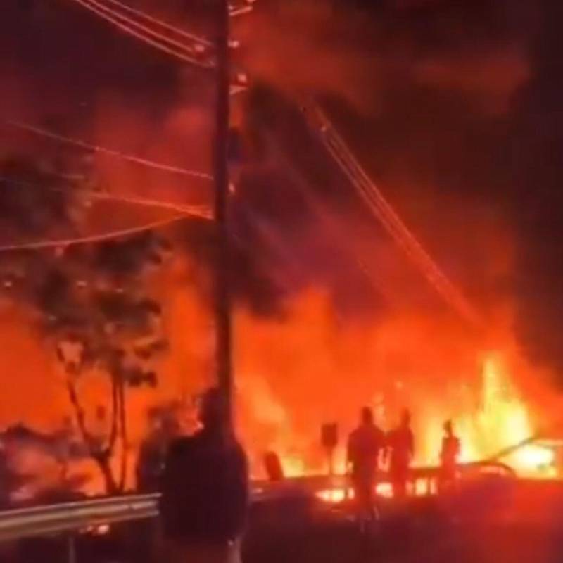 El camión provocó un incendio que tuvo que ser controlado por el cuerpo de Bomberos de municipios aledaños. Foto: Captura videos