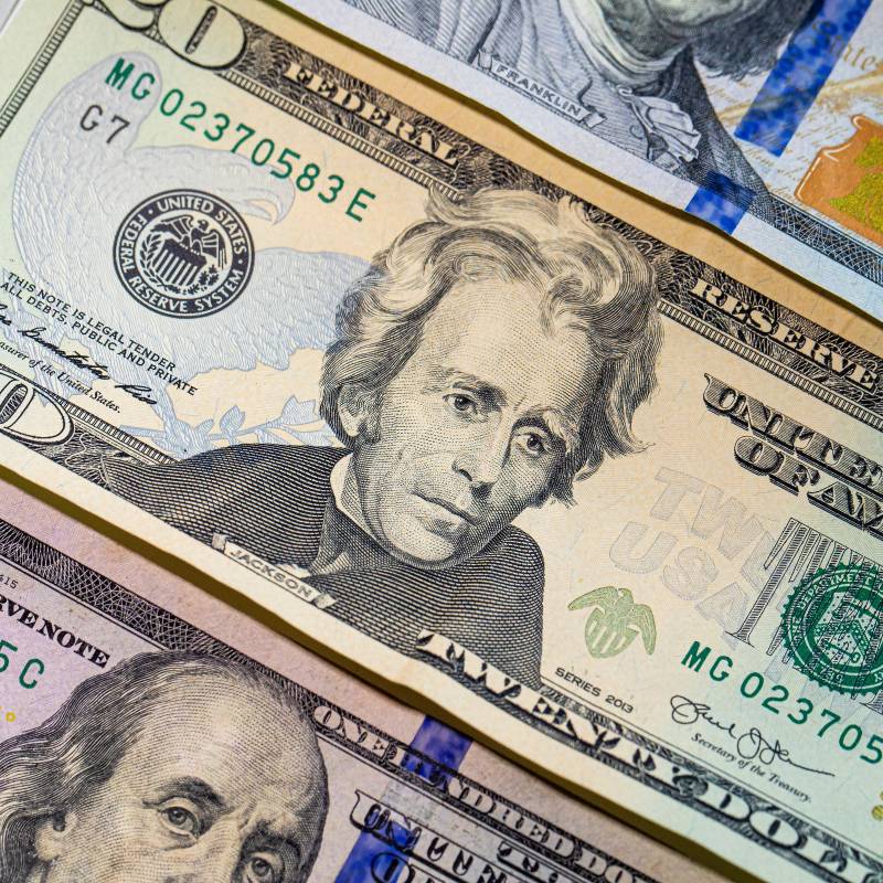 El dólar suele reaccionar con fuerza tras elecciones presidenciales, apreciándose en escenarios de mayor incertidumbre y cediendo cuando mejora la percepción de riesgo país. FOTO: EL COLOMBIANO