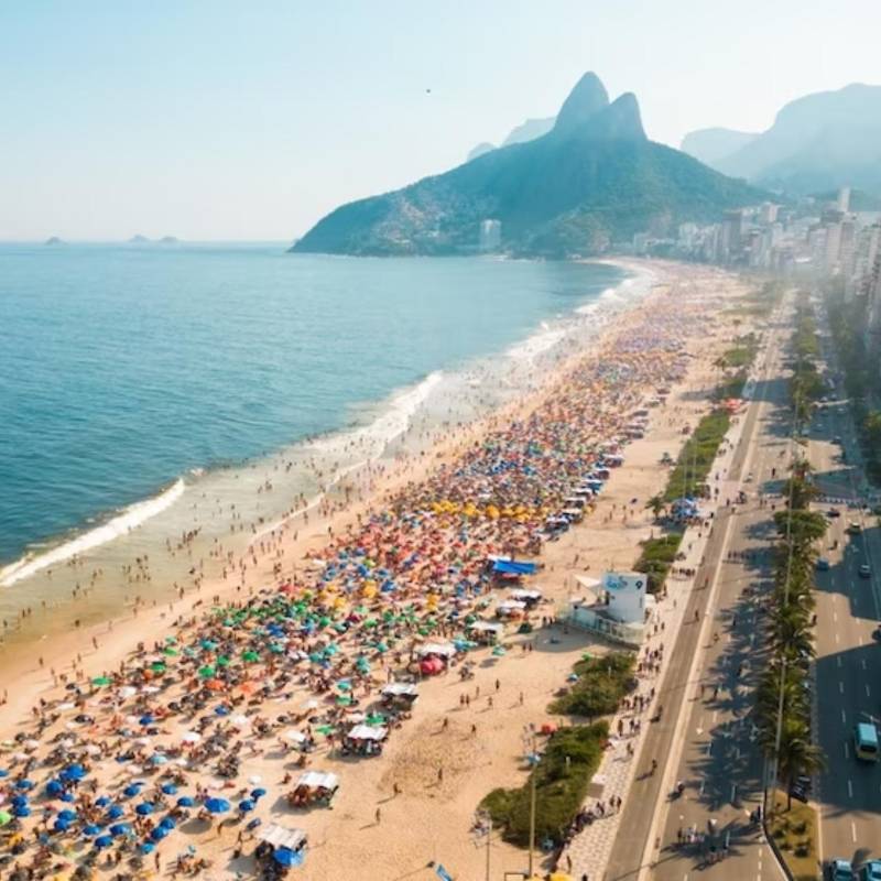 La playa de Ipanema en Brasil, como la de Copacabana, tendrán nuevas restricciones impuestas por la Alcaldía de Río de Janeiro el próximo 1 de junio. FOTO: SSTOCK
