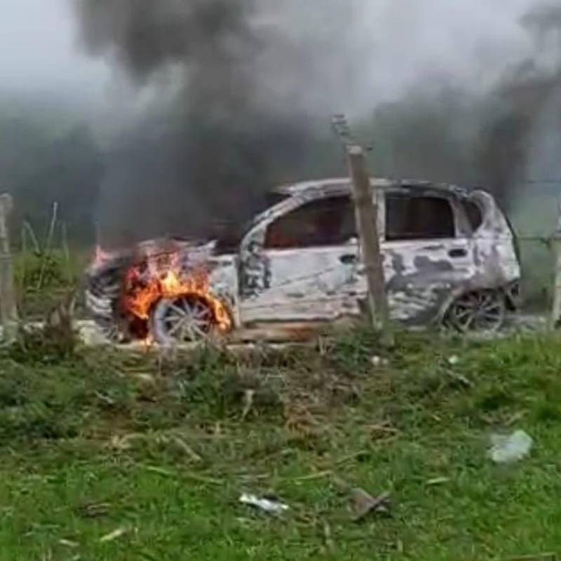 Encontraron a un hombre dentro de un vehículo en llamas en Valle del Cauca. FOTO: Tomada de redes sociales