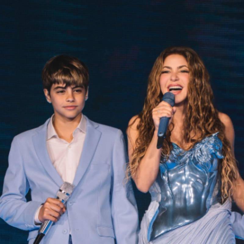 Shakira junto a Milan y Sasha, sus dos hijos, durante un concierto de su gira Las Mujeres Ya No Lloran. FOTO: Tomada de redes sociales @shakira