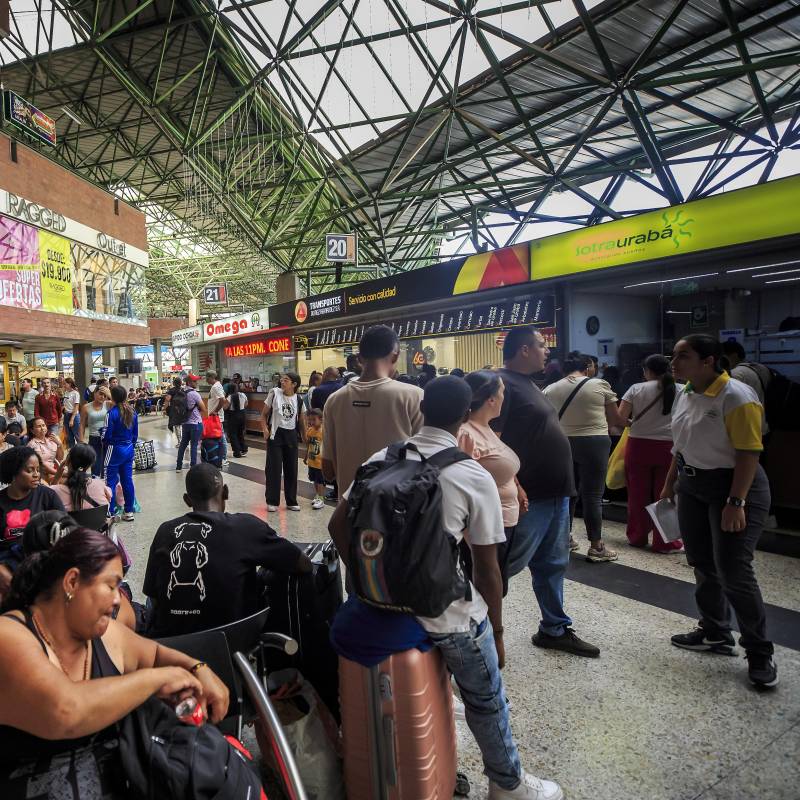 Imagen de referencia de viajeros en el Terminal de Transporte del Norte en Medellín. Foto: Andrés Camilo Suárez Echeverry