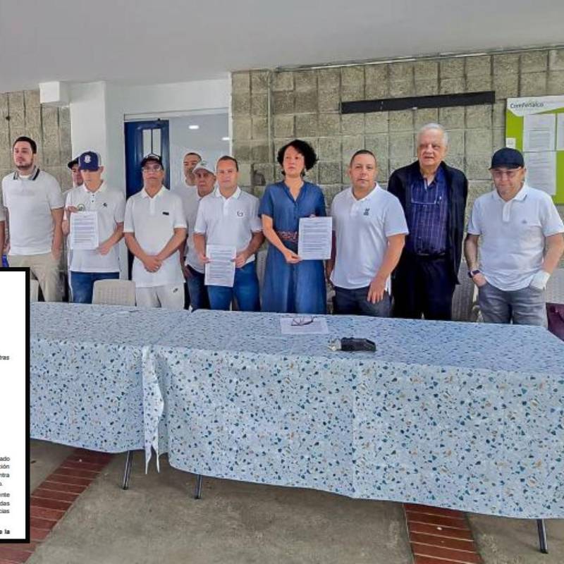 Adelante, el proyecto de Ley presentado por la Alcaldía. Atrás, Mesa de Diálogo del Proceso de Paz Urbana que se lleva en el Valle de Aburrá, en la cárcel de Alta Seguridad de Itagüí. Foto: Santiago Olivares Tobón.