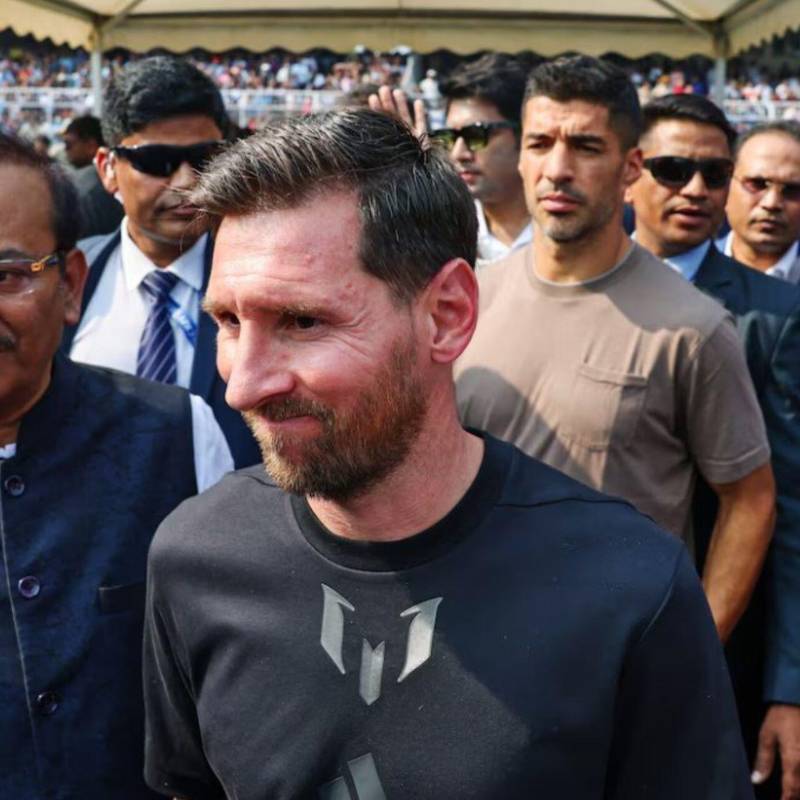 Lionel Messi junto a Rodrigo de Paul y Luis Suárez visitando India. Foto: AFP
