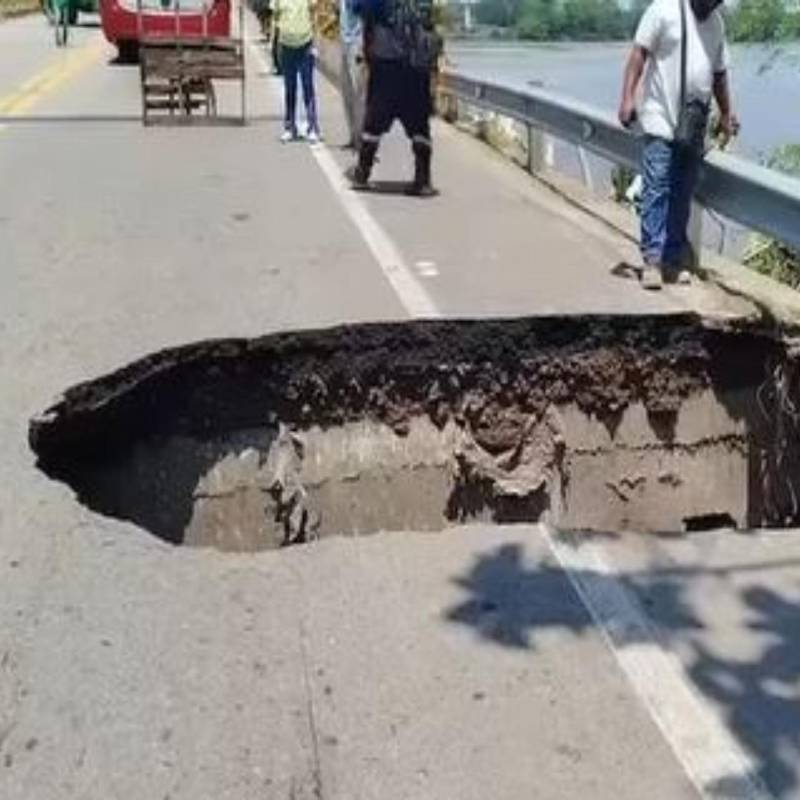 Este fue el enorme hueco de gran profundidad que surgió en el extremo del puente. FOTO: imagen tomada de redes