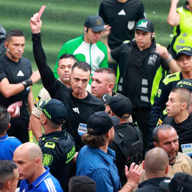 El arquero Washington Aguerre recibió tarjeta roja por parte del juez Wilmar Roldán cuando ingresaba a los camerinos. Foto: Manuel Saldarriaga