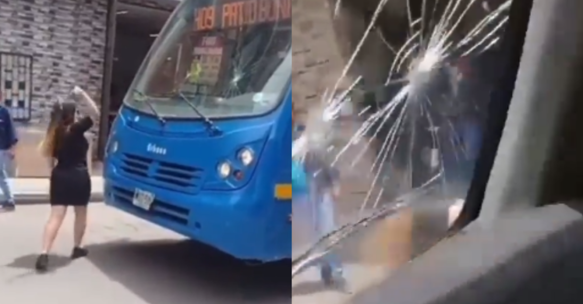 Video Mujer destrozó con un martillo un bus del SITP en Bogotá