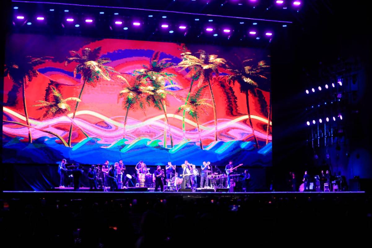 Así de tropical lucían las visuales de Juan Luis Guerra, en vivo, en el Atanasio Girardot. FOTO Esneyder Gutiérrez