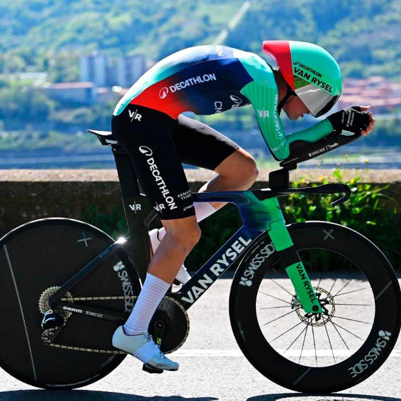 El francés Paul Seixas, de tan solo 19 años se convirtió en el ganador de la crono de la Vuelta al País Vasco y primer líder de la competencia en la que están cuatro colombianos. FOTO GETTY 