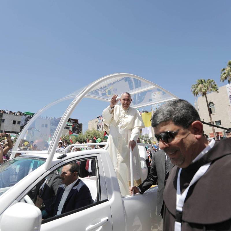 El papa Francisco saluda a la multitud desde su papamóvil a su llegada a la Plaza del Pesebre antes de oficiar una misa al aire libre frente a la Basílica de la Natividad en Belén, Cisjordania, el 25 de mayo de 2014. Foto: Getty Images.