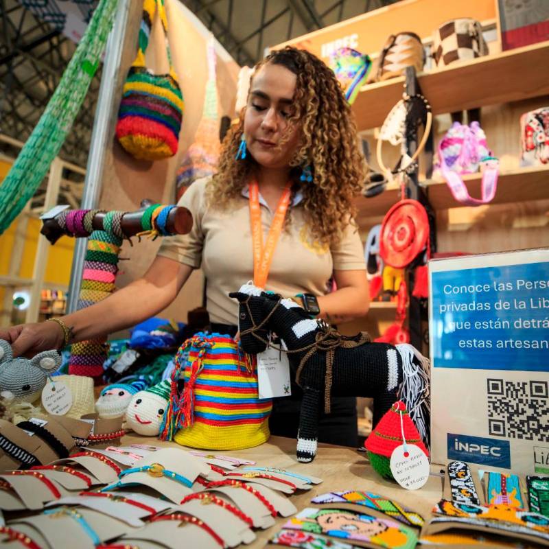 Esta estrategia incluye formación en artes y oficios como carpintería, marroquinería, confección o panadería, pero también les dan herramientas para que puedan emprender y los capacitan en habilidades emocionales, de modo que no solo encuentren formas de sustento, sino que también logren una exitosa resocialización familiar y social. FOTO Camilo Suárez