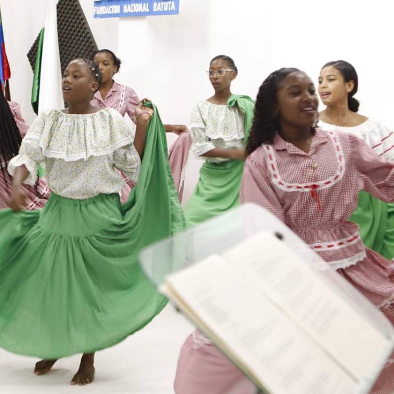 El coro La Perla del PAZcífico, seleccionó a 8 intérpretes, mientras que la Casa Lúdica de Tumaco eligió a otros 8 jóvenes artistas llevarán un ensamble de marimba. Foto: Cancillería.