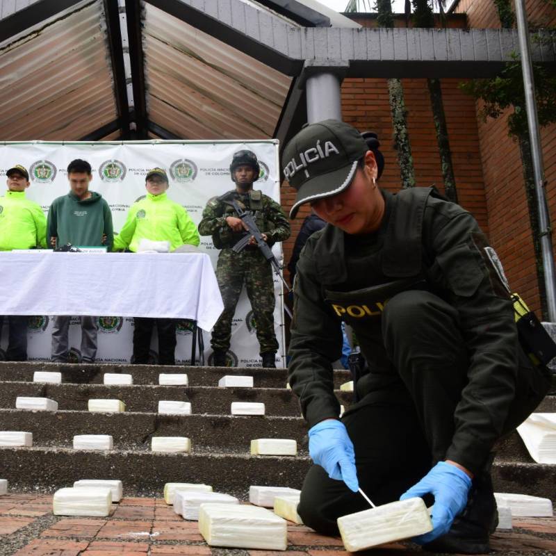 Parte del material incautado y el detenido durante la operación. FOTO: Cortesía