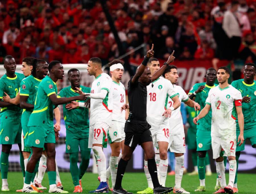 El abandono temporal del campo y los incidentes en Rabat fueron los argumentos de la CAF para declarar a Marruecos campeón por 3-0. FOTO AFP