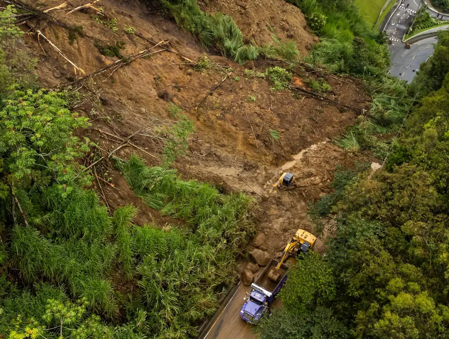 La reapertura de la vía se ha demorado por desprendimientos de roca e infiltraciones de agua en el terreno. <b><span class="mln_uppercase_mln"> </span></b>FOTO<b><span class="mln_uppercase_mln"> manuel saldarriaga</span></b>